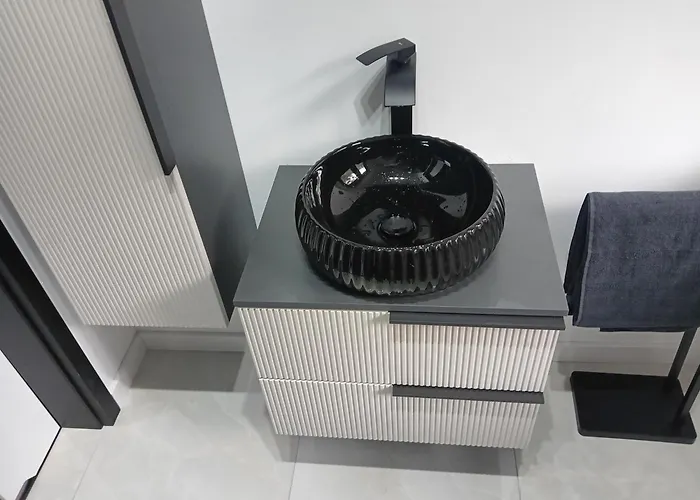 Nyaraló Osada Blanka Black & White